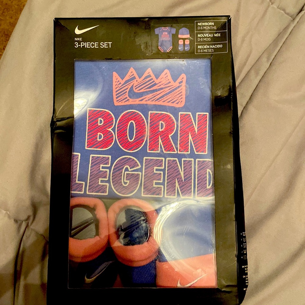 Nike newborn set.
